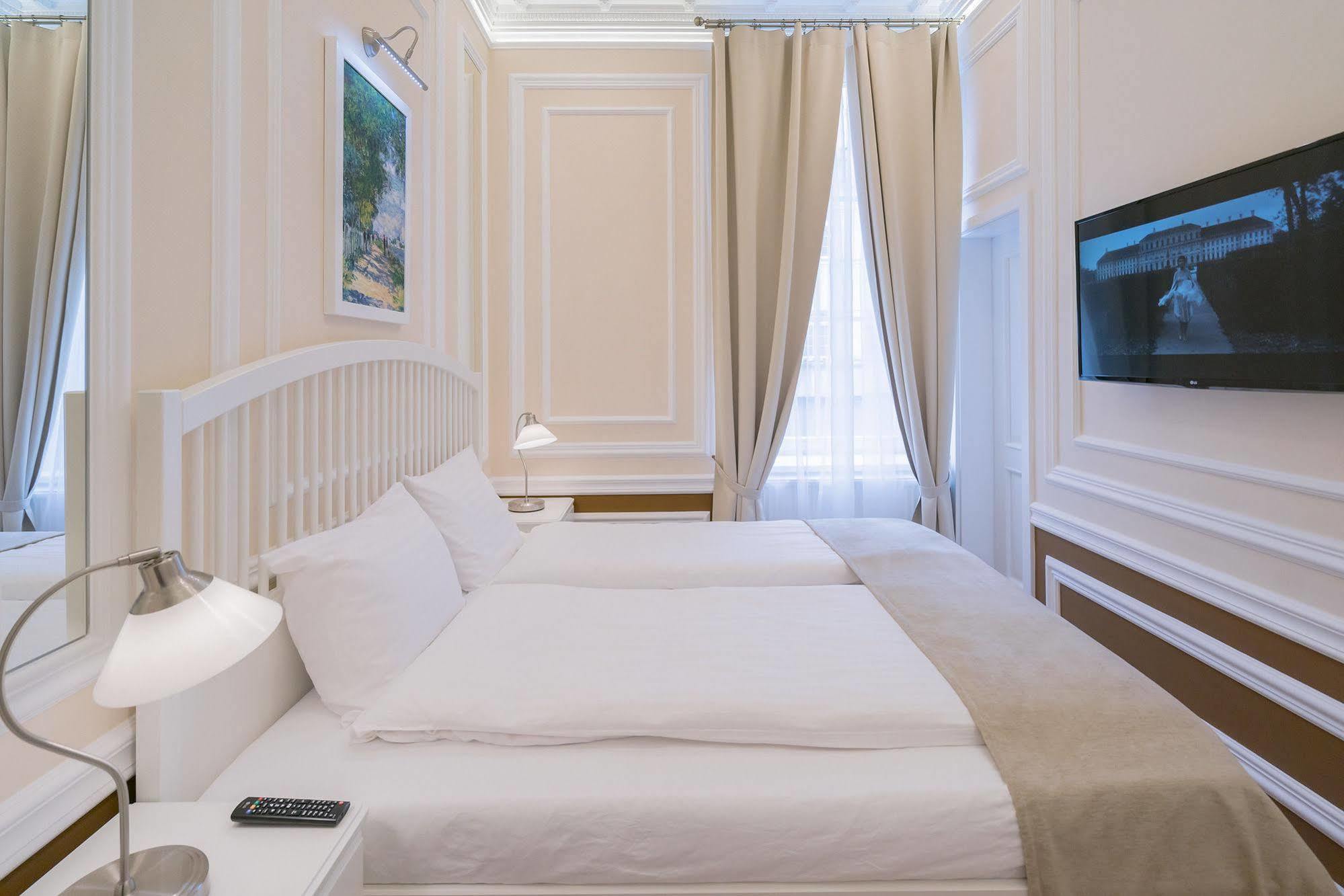 Revelton Suites Karlovy Vary Exterior photo