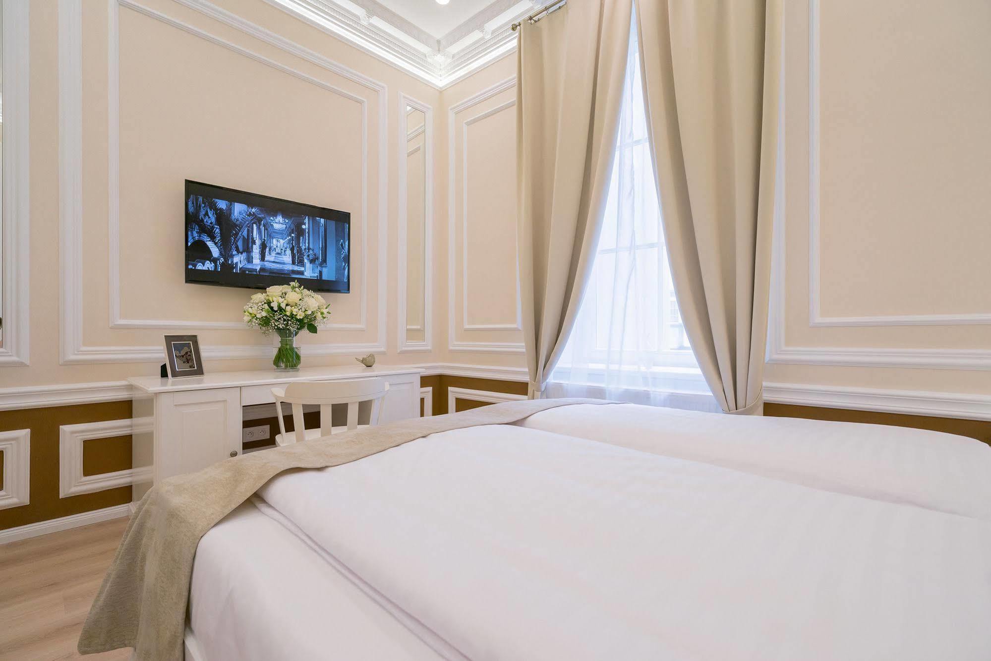 Revelton Suites Karlovy Vary Exterior photo